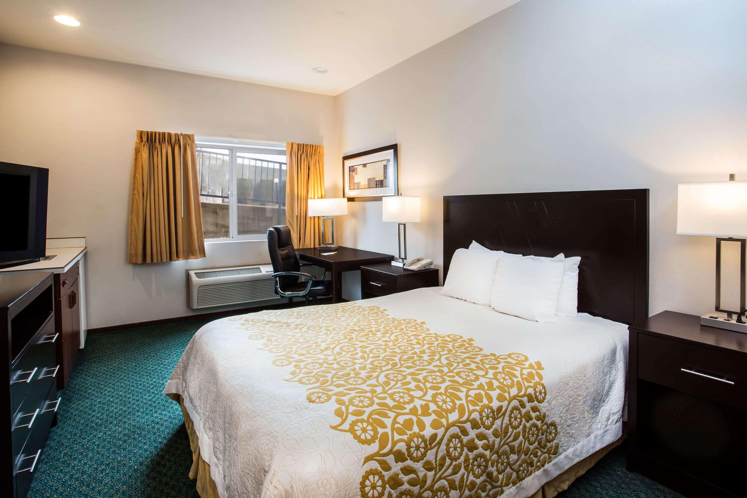 Days Inn By Wyndham Seattle Aurora Shoreline Exterior photo