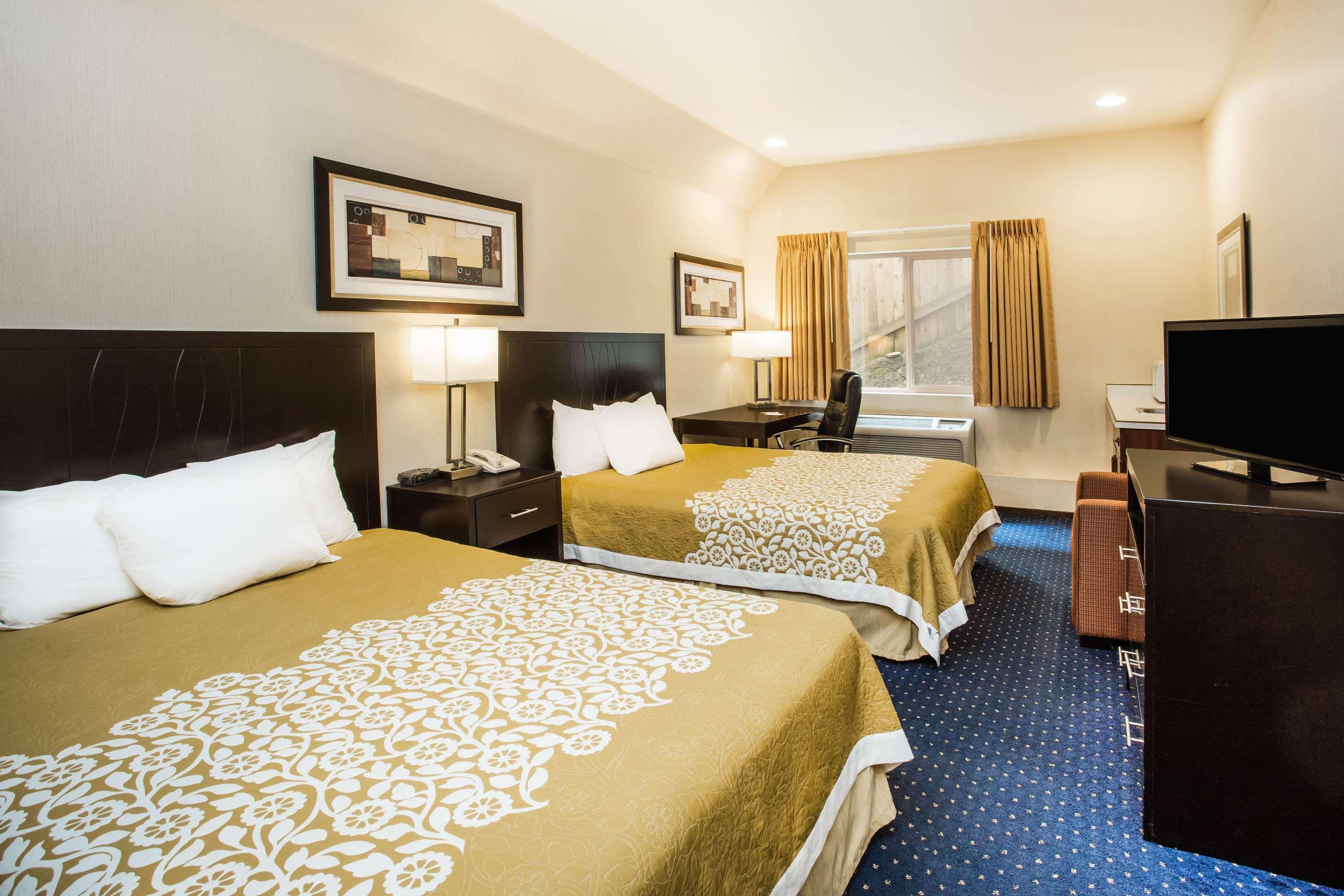 Days Inn By Wyndham Seattle Aurora Shoreline Exterior photo