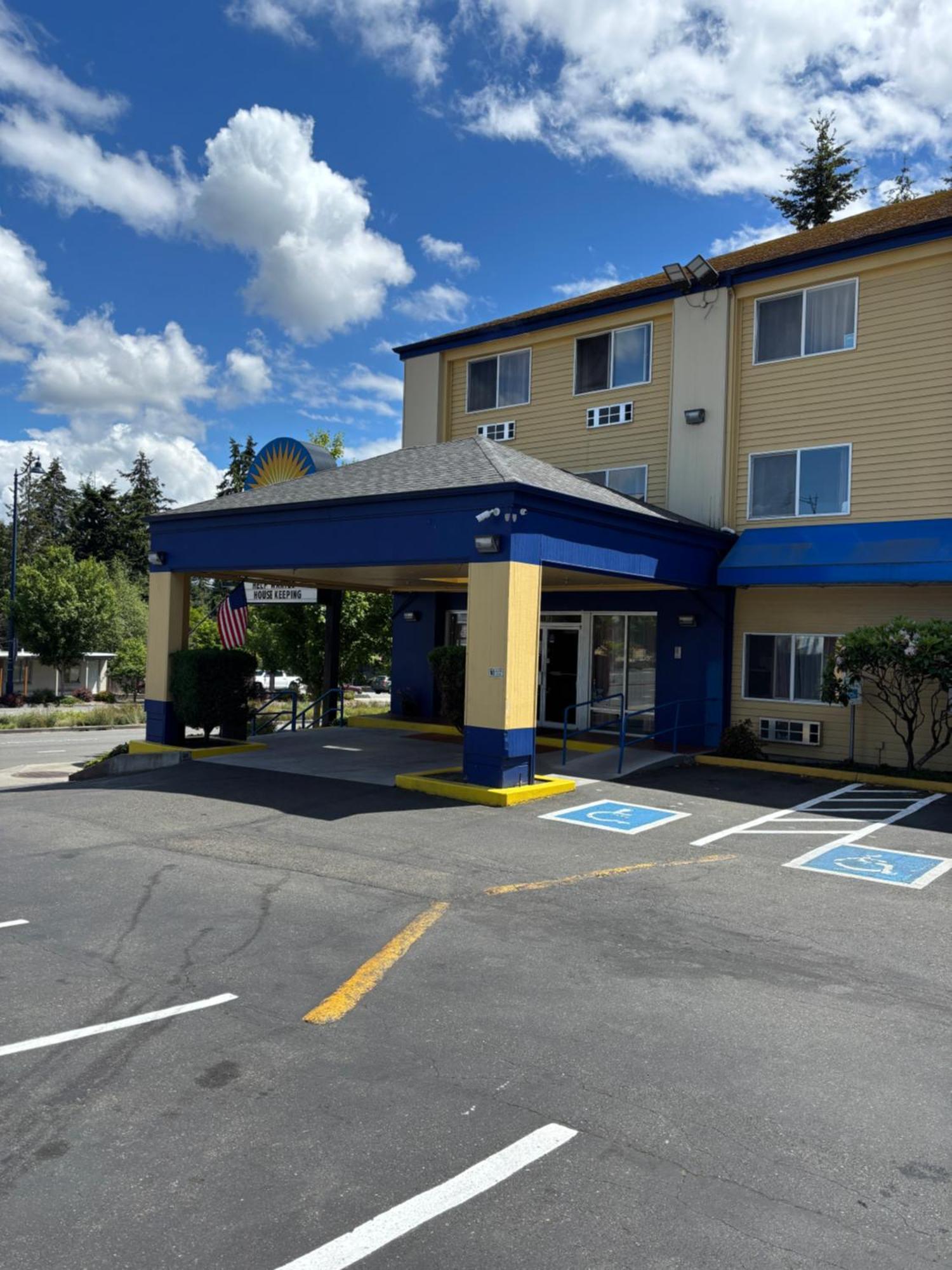 Days Inn By Wyndham Seattle Aurora Shoreline Exterior photo