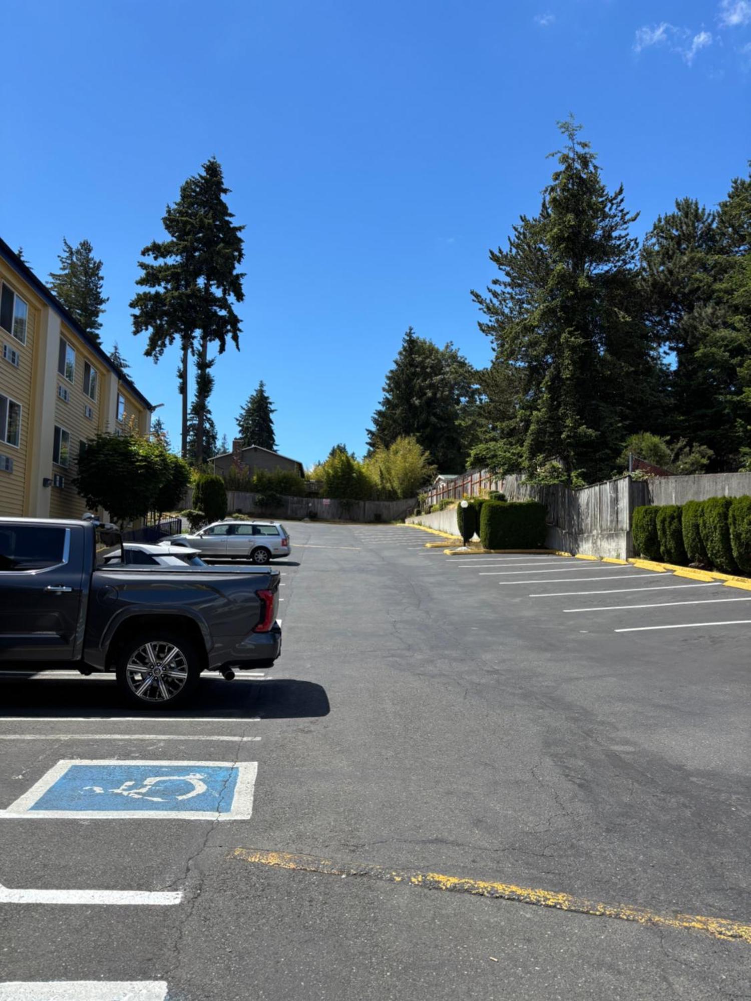 Days Inn By Wyndham Seattle Aurora Shoreline Exterior photo